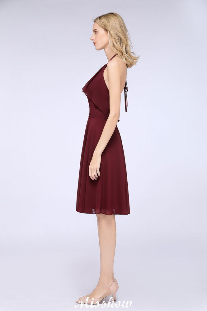 Vestido de fiesta sencillo de corte A, con volantes, de gasa y cuello halter hasta la rodilla.