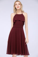 Vestido de fiesta sencillo de corte A, con volantes, de gasa y cuello halter hasta la rodilla.