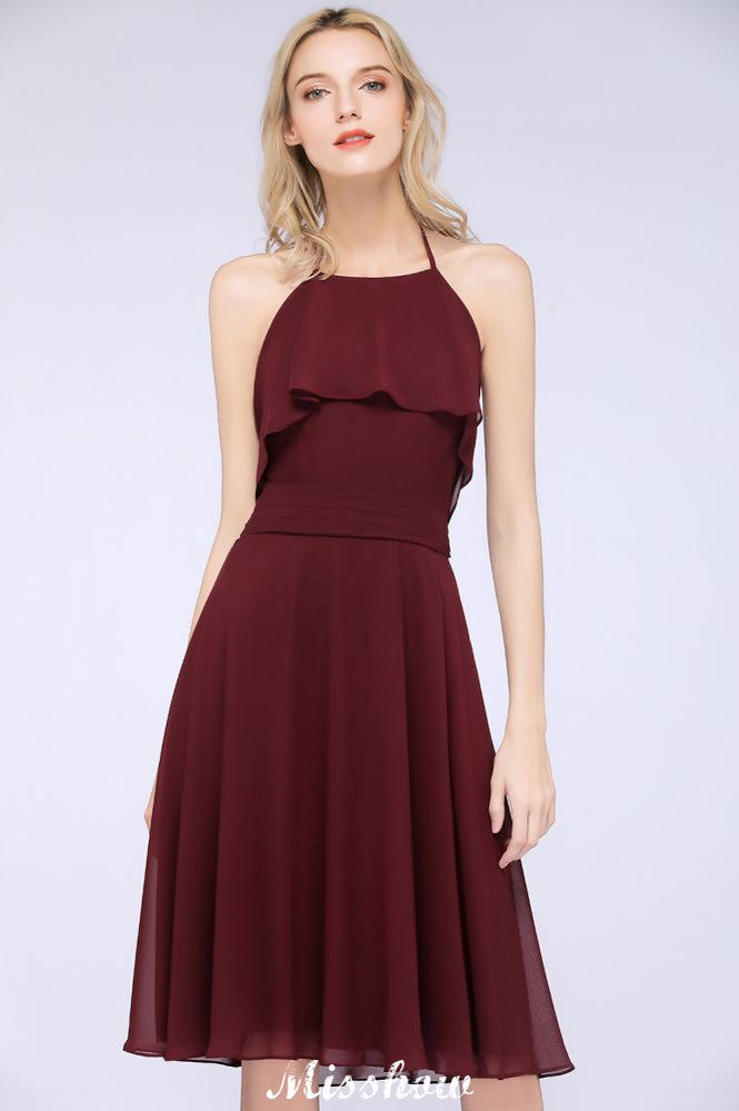 Vestido de fiesta sencillo de corte A, con volantes, de gasa y cuello halter hasta la rodilla.