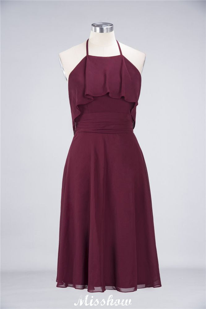 Vestido de fiesta sencillo de corte A, con volantes, de gasa y cuello halter hasta la rodilla.