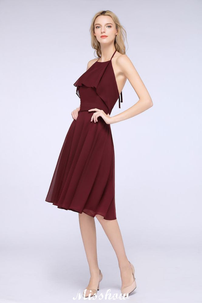 Vestido de fiesta sencillo de corte A, con volantes, de gasa y cuello halter hasta la rodilla.