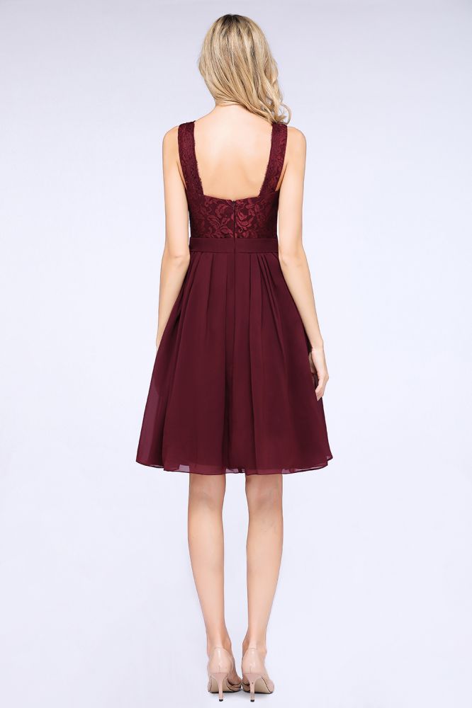 Vestido de fiesta de noche de corte A con volantes, encaje y escote en V. Sin mangas, hasta la rodilla.