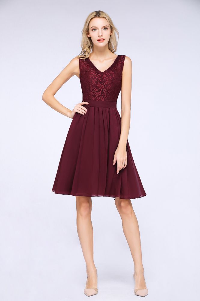 Vestido de fiesta de noche de corte A con volantes, encaje y escote en V. Sin mangas, hasta la rodilla.