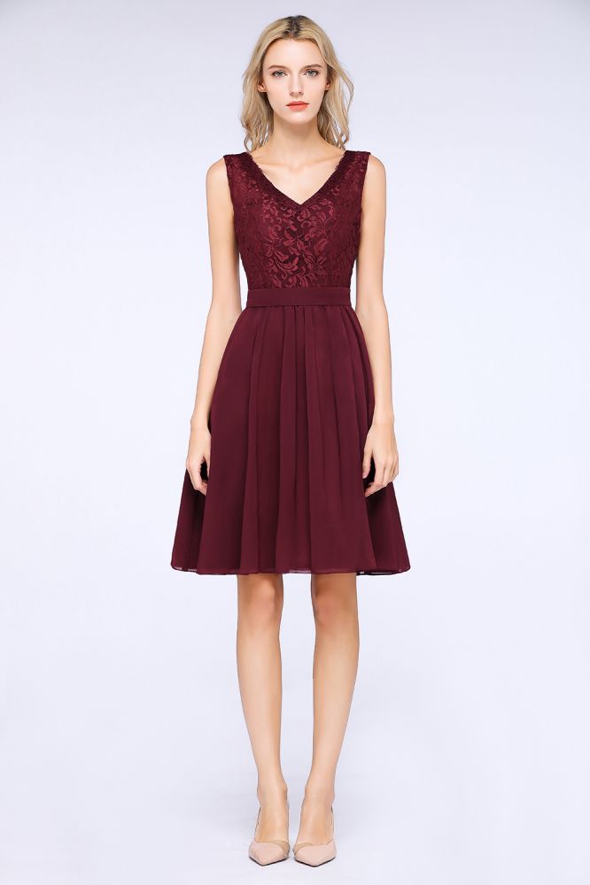 Vestido de fiesta de noche de corte A con volantes, encaje y escote en V. Sin mangas, hasta la rodilla.