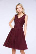 Vestido de fiesta de noche de corte A con volantes, encaje y escote en V. Sin mangas, hasta la rodilla.
