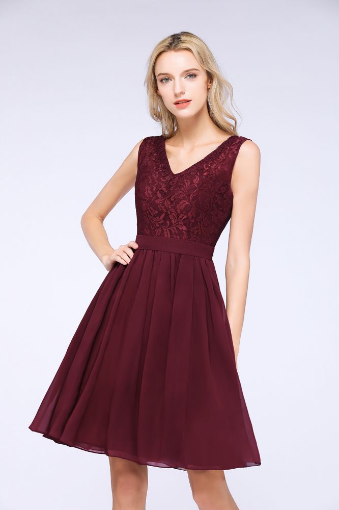 Vestido de fiesta de noche de corte A con volantes, encaje y escote en V. Sin mangas, hasta la rodilla.