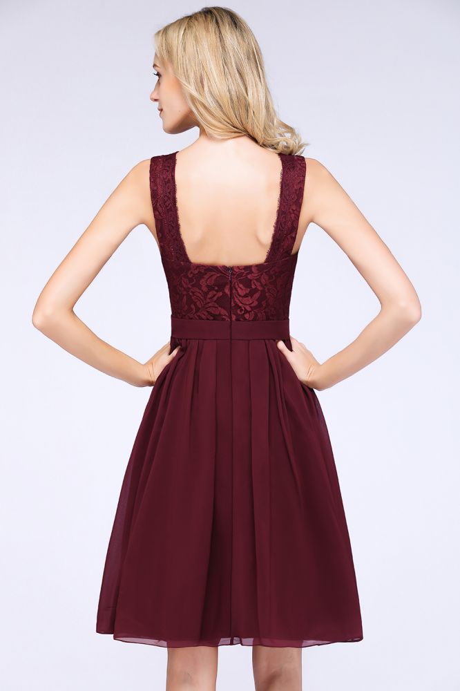 Vestido de fiesta de noche de corte A con volantes, encaje y escote en V. Sin mangas, hasta la rodilla.