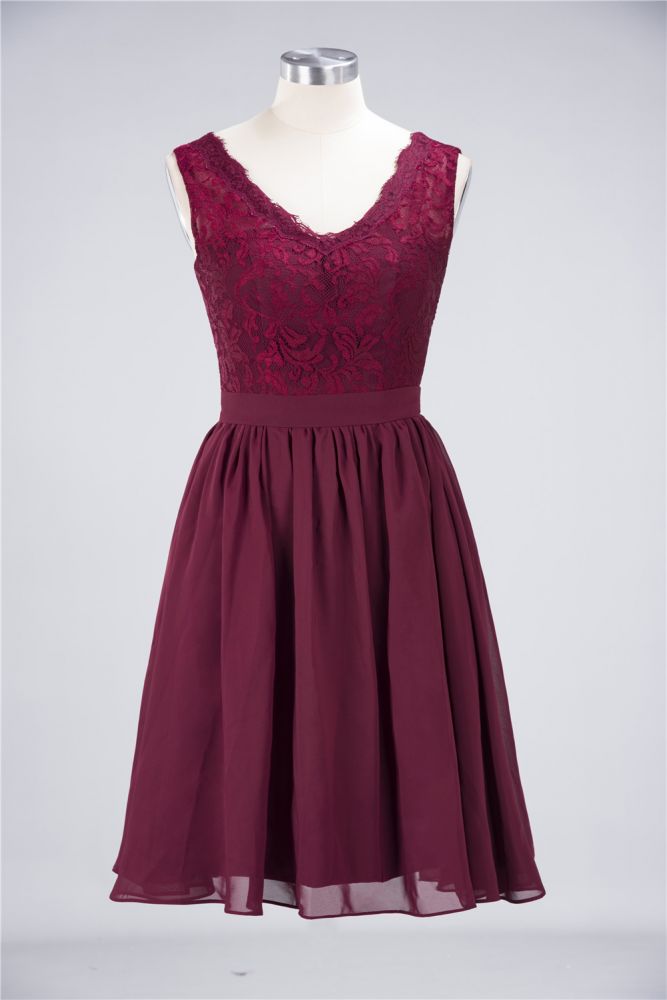 Vestido de fiesta de noche de corte A con volantes, encaje y escote en V. Sin mangas, hasta la rodilla.