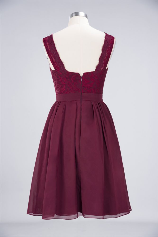 Vestido de fiesta de noche de corte A con volantes, encaje y escote en V. Sin mangas, hasta la rodilla.