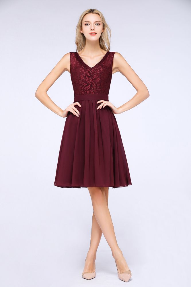 Vestido de fiesta de noche de corte A con volantes, encaje y escote en V. Sin mangas, hasta la rodilla.