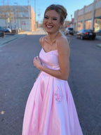 Vestidos largos de fiesta de satén con estampado floral, corte en A, con bolsillos, espalda descubierta, ideales para graduación o eventos formales.