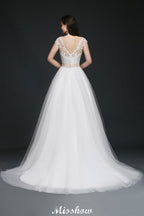 Vestidos de novia glamurosos de tul con corte en A, escote redondo y cola de corte, con fajín.