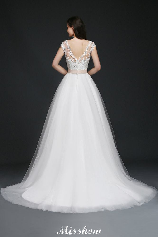 Vestidos de novia glamurosos de tul con corte en A, escote redondo y cola de corte, con fajín.