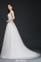 Vestidos de novia glamurosos de tul con corte en A, escote redondo y cola de corte, con fajín.