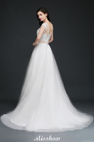 Vestidos de novia glamurosos de tul con corte en A, escote redondo y cola de corte, con fajín.