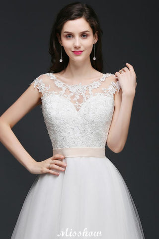 Vestidos de novia glamurosos de tul con corte en A, escote redondo y cola de corte, con fajín.