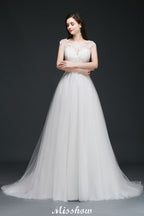 Vestidos de novia glamurosos de tul con corte en A, escote redondo y cola de corte, con fajín.