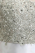 Vestido de noche plateado de corte A, escote redondo, largo hasta el suelo, mangas cortas, apliques y fajín.