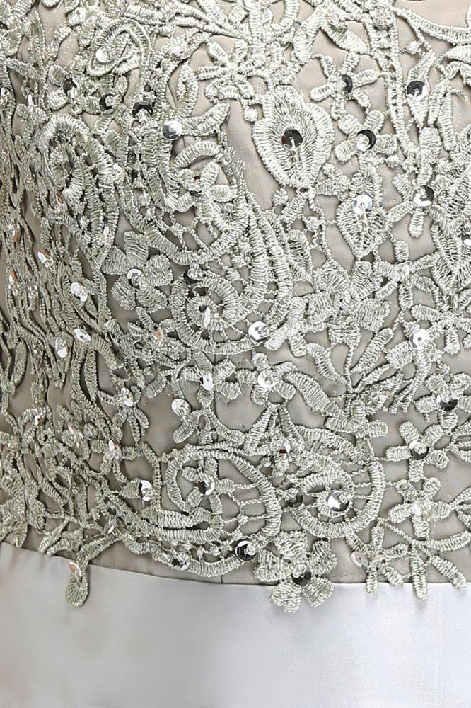 Vestido de noche plateado de corte A, escote redondo, largo hasta el suelo, mangas cortas, apliques y fajín.