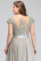 Vestido de noche plateado de corte A, escote redondo, largo hasta el suelo, mangas cortas, apliques y fajín.