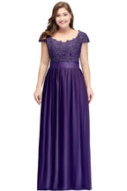 Vestido de noche plateado de corte A, escote redondo, largo hasta el suelo, mangas cortas, apliques y fajín.