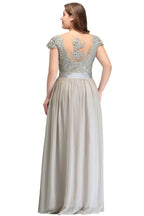 Vestido de noche plateado de corte A, escote redondo, largo hasta el suelo, mangas cortas, apliques y fajín.