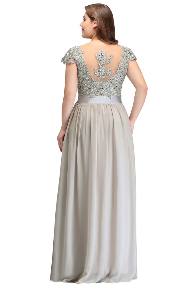 Vestido de noche plateado de corte A, escote redondo, largo hasta el suelo, mangas cortas, apliques y fajín.