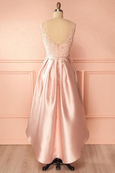 Vestido de fiesta rosa satinado con escote asimétrico y corte en A, con apliques, modelo PD120