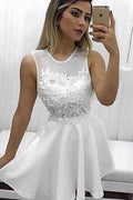 Vestidos blancos cortos de encaje con apliques y escote redondo en línea A para fiestas de bienvenida PD168