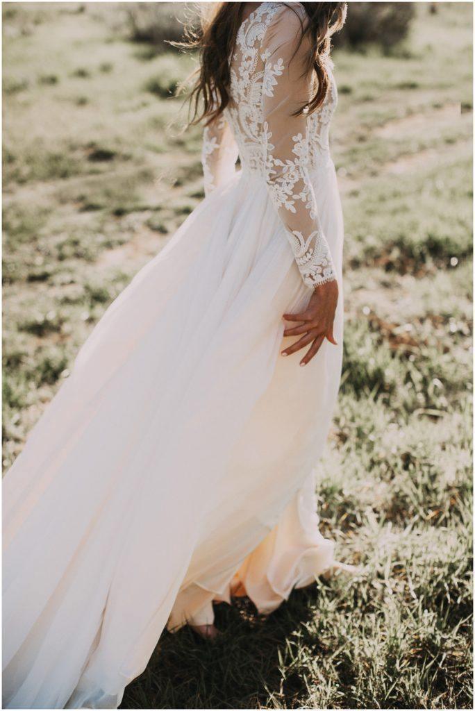 Robe de mariée trapèze en dentelle à manches longues et décolleté arrondi, style champêtre, référence WD521