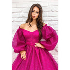 Vestido de fiesta fucsia brillante de corte línea A con escote redondo, mangas largas y bolsillos. 