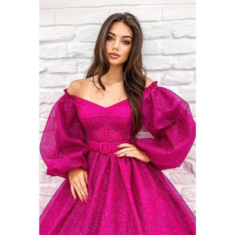 Vestido de fiesta fucsia brillante de corte línea A con escote redondo, mangas largas y bolsillos. 