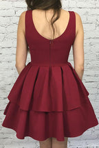 Vestido corto de fiesta de satén elástico burdeos con escote redondo y volantes