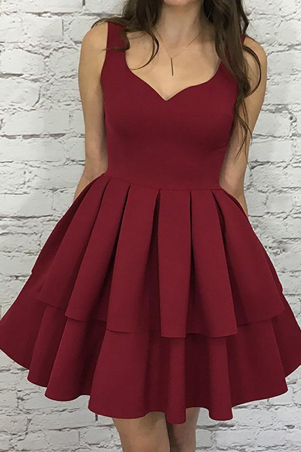 Vestido corto de fiesta de satén elástico burdeos con escote redondo y volantes