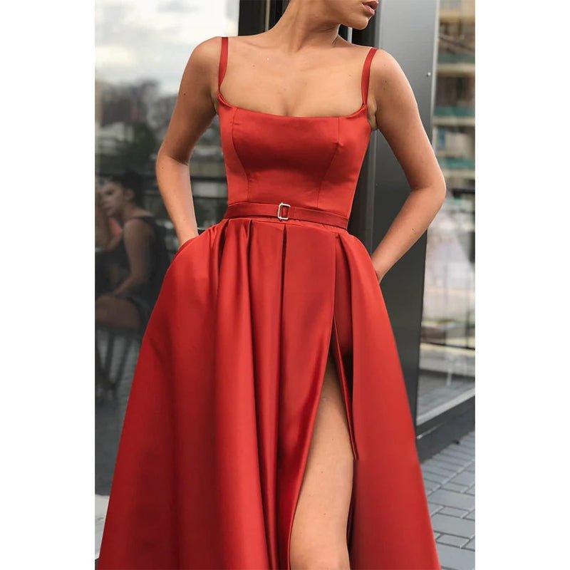 Vestido largo de fiesta rojo satinado con escote en A, tirantes finos, abertura alta y bolsillos. 