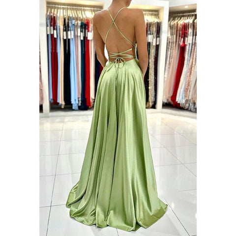 Vestido de fiesta largo sencillo, de satén elástico, corte en A, escote redondo y abertura alta.