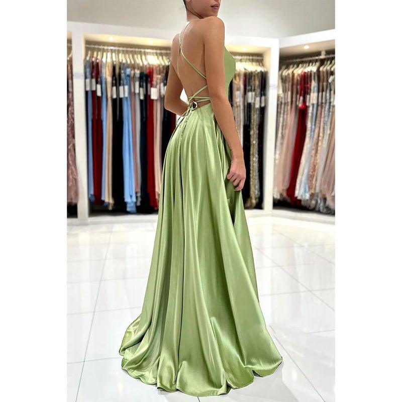 Vestido de fiesta largo sencillo, de satén elástico, corte en A, escote redondo y abertura alta.