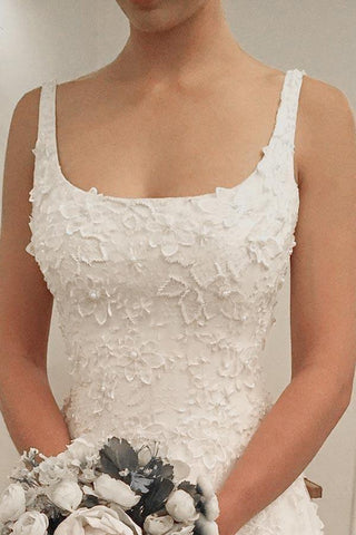 Robe de mariée sans manches à traîne et décolleté trapèze ornée d'appliques WD218