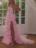 Vestido de fiesta rosa con escote corazón, sin mangas, corte asimétrico y flores.