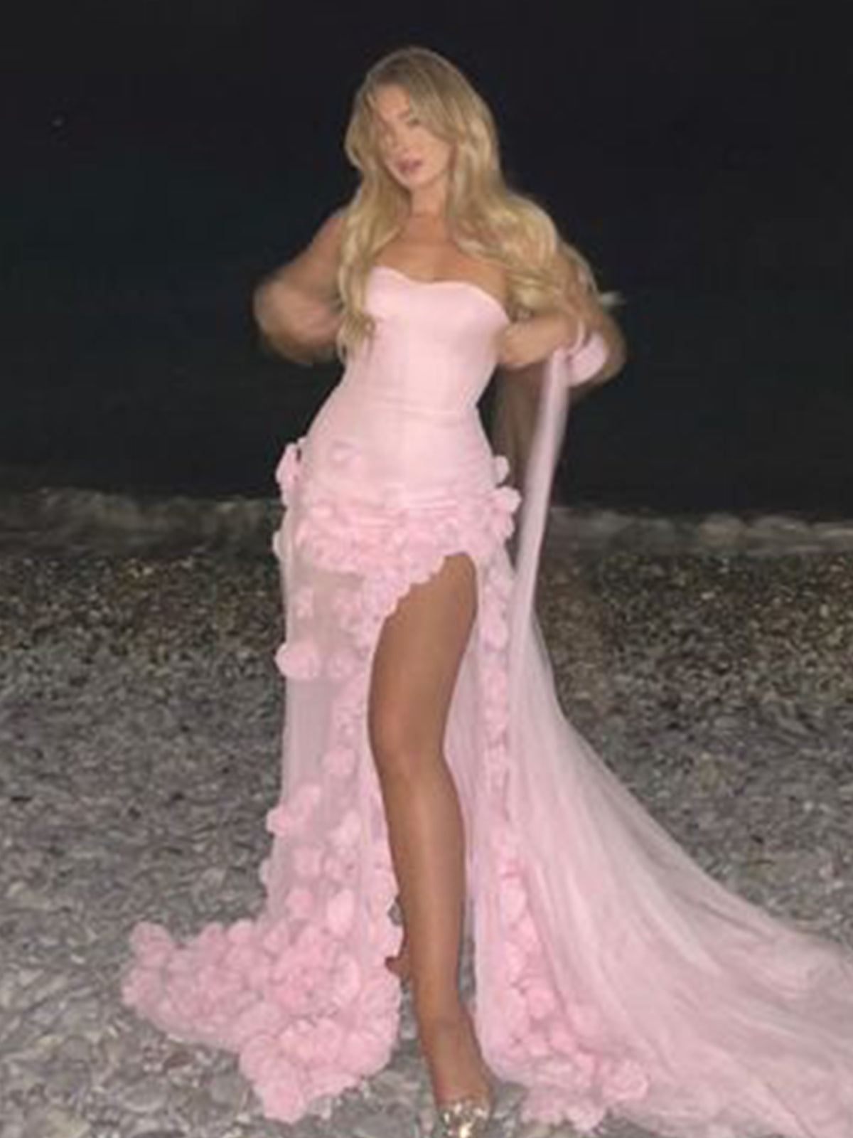 Vestido de fiesta rosa con escote corazón, sin mangas, corte asimétrico y flores.
