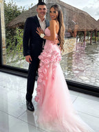 Vestido de fiesta rosa con escote corazón, sin mangas, corte asimétrico y flores.
