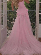 Vestido de fiesta rosa con escote corazón, sin mangas, corte asimétrico y flores.