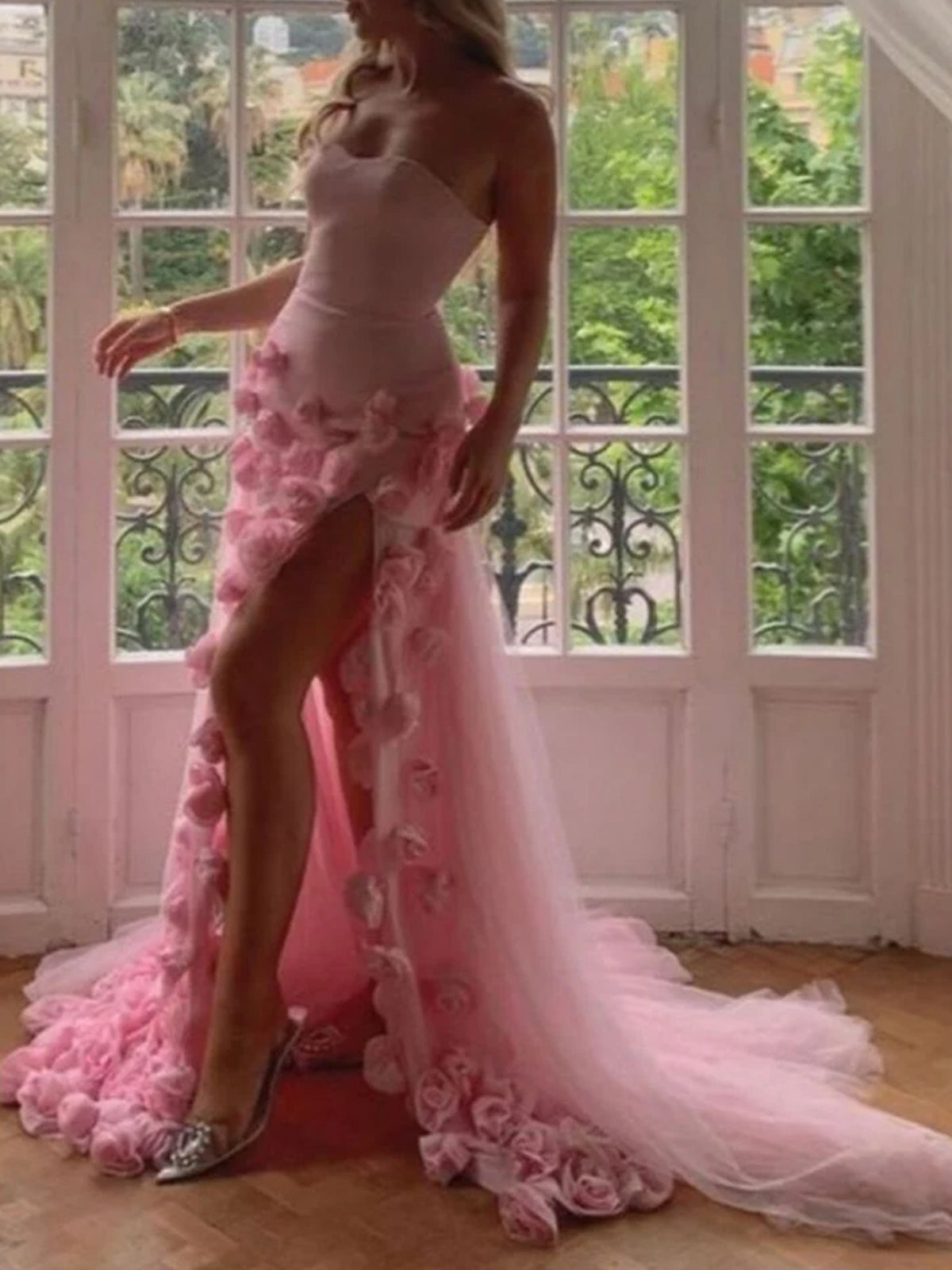Vestido de fiesta rosa con escote corazón, sin mangas, corte asimétrico y flores.