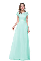 Vestidos de dama de honor de gasa de corte A, manga corta y fajín con lazo de cinta.