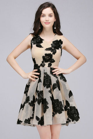 Robe de bal chic en tulle nude, coupe trapèze, ornée de fleurs