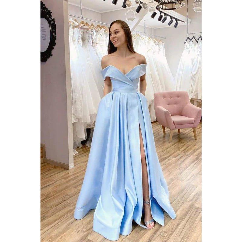 Vestido largo de fiesta de corte A, color azul celeste satinado, con hombros descubiertos, abertura alta y bolsillos. 