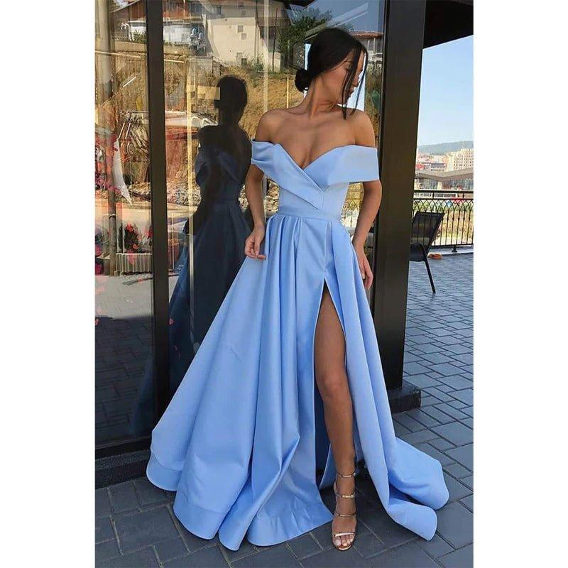 Vestido largo de fiesta de corte A, color azul celeste satinado, con hombros descubiertos, abertura alta y bolsillos. 