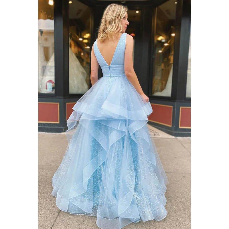 Vestido de gala de corte A, tul azul celeste con escote en V y lentejuelas. 