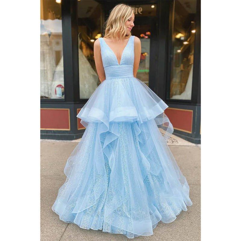 Vestido de gala de corte A, tul azul celeste con escote en V y lentejuelas. 