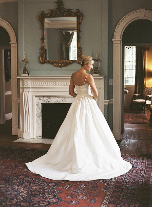 Robe de mariée en dentelle à fines bretelles et coupe trapèze, sans manches, WD049